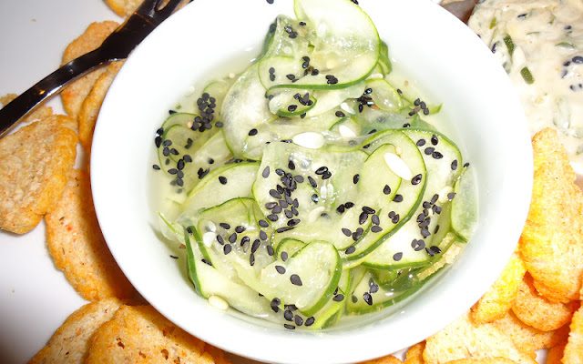 Esse sunomomo de pepino é um aperitivo light e muito gostoso.