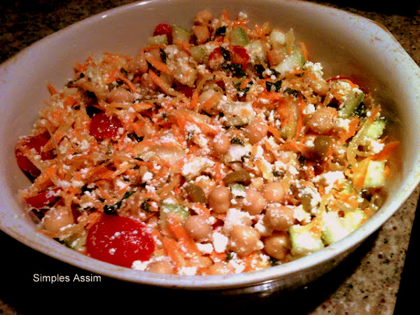salada de ricota , cenoura e grão de bico