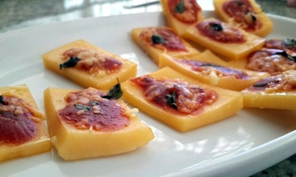 Mini pizza de polenta é um delicioso aperitivo