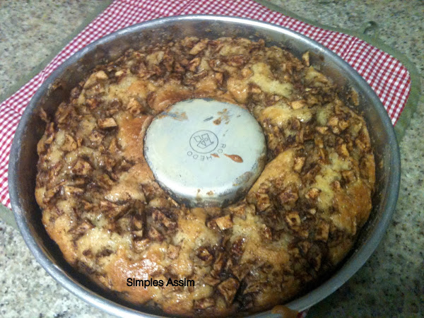 Este bolo de maçã é fácil de fazer e delicioso. Leva pedacinhos da fruta e aroma de canela.