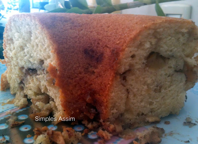 Este bolo de maçã leva pedacinhos da fruta e aroma de canela. Delicia!