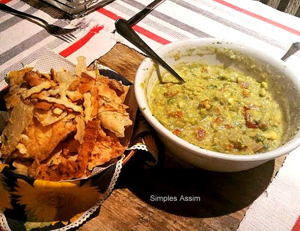 guacamole é um prato mexicano feito com abacate, tomate, cebolas e outros temperos. É servido com salgadinhos de milho e é um ótimo aperitivo.,muito fácil de fazer