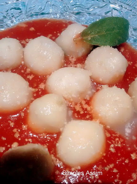 Gnudi é uma especie de nhoque feito com semolina e ricota e servido com molho de tomate. Uma delícia.