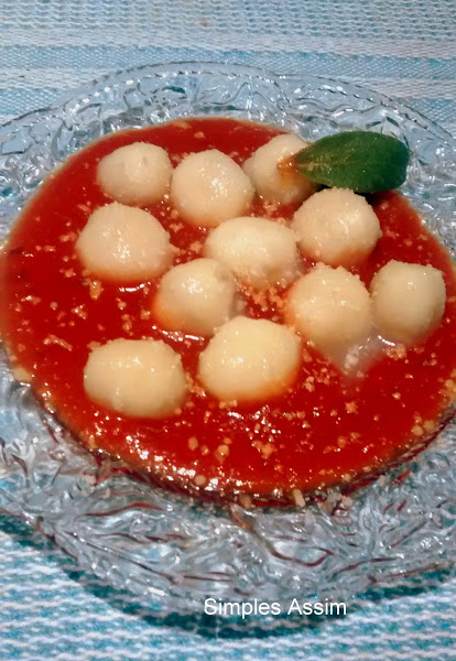 Esse nhoque é conhecido como gnudi e é feito com semolina e ricota e servido com molho de tomate.