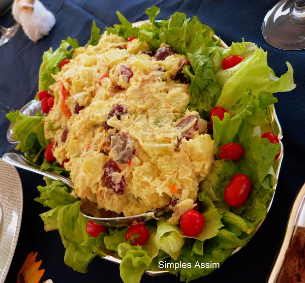 Essa salada de batatas com bacalhau é uma receita deliciosa e ideal para jantares ou almoços especiais. Leva ainda uvas verdes e vermelhas, batata palha , azeitona tudo envolto em um delicioso molho