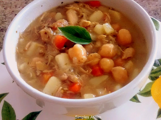 sopa de frango e grão de bico jpg