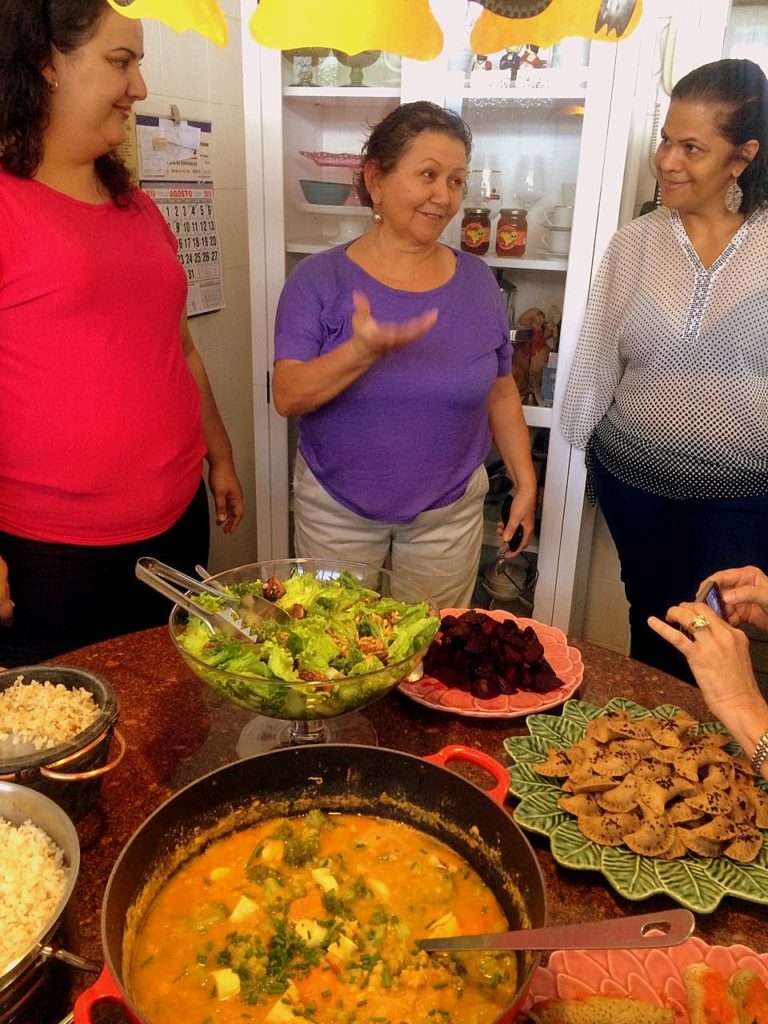 A Zezé,a do centro, nos apresentando orgulhosamente seu "banquete".à esquerda a Leiliane, do blog da Leili, e à direita, a Tânia