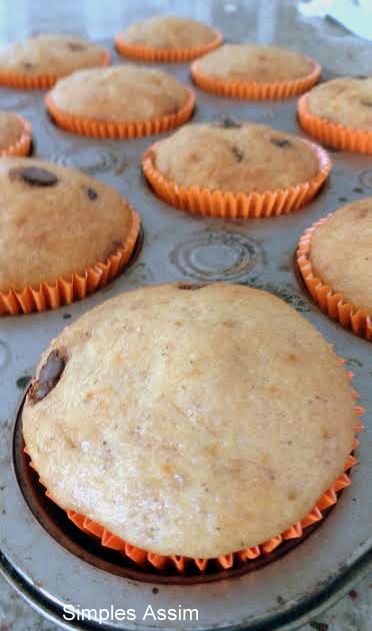 bolinhos de banana e gotas de chocolate