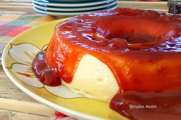 flan de iogurte com calda de goiaba