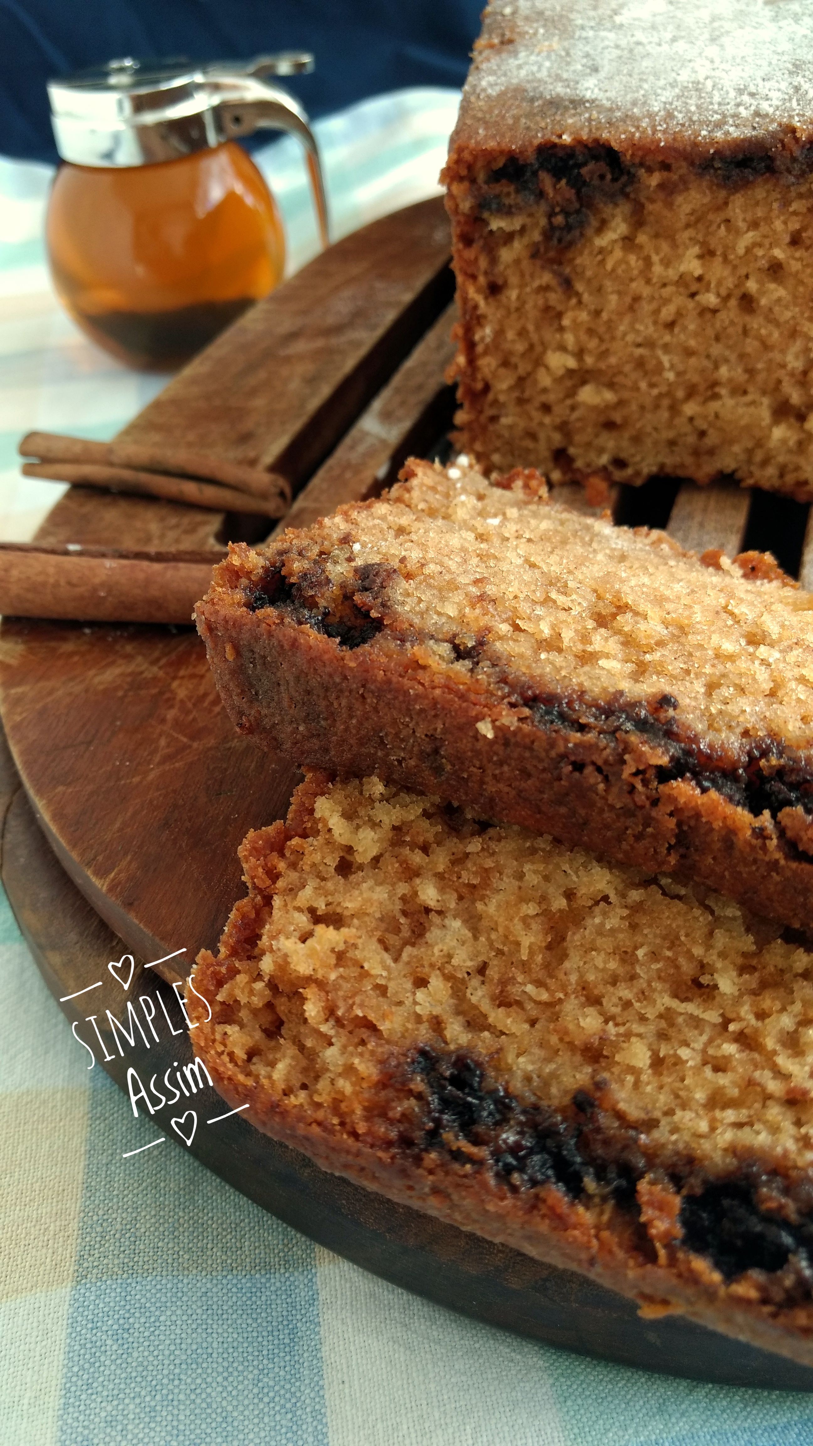 bolo de iogurte com mel, especiarias e chocolate jpg