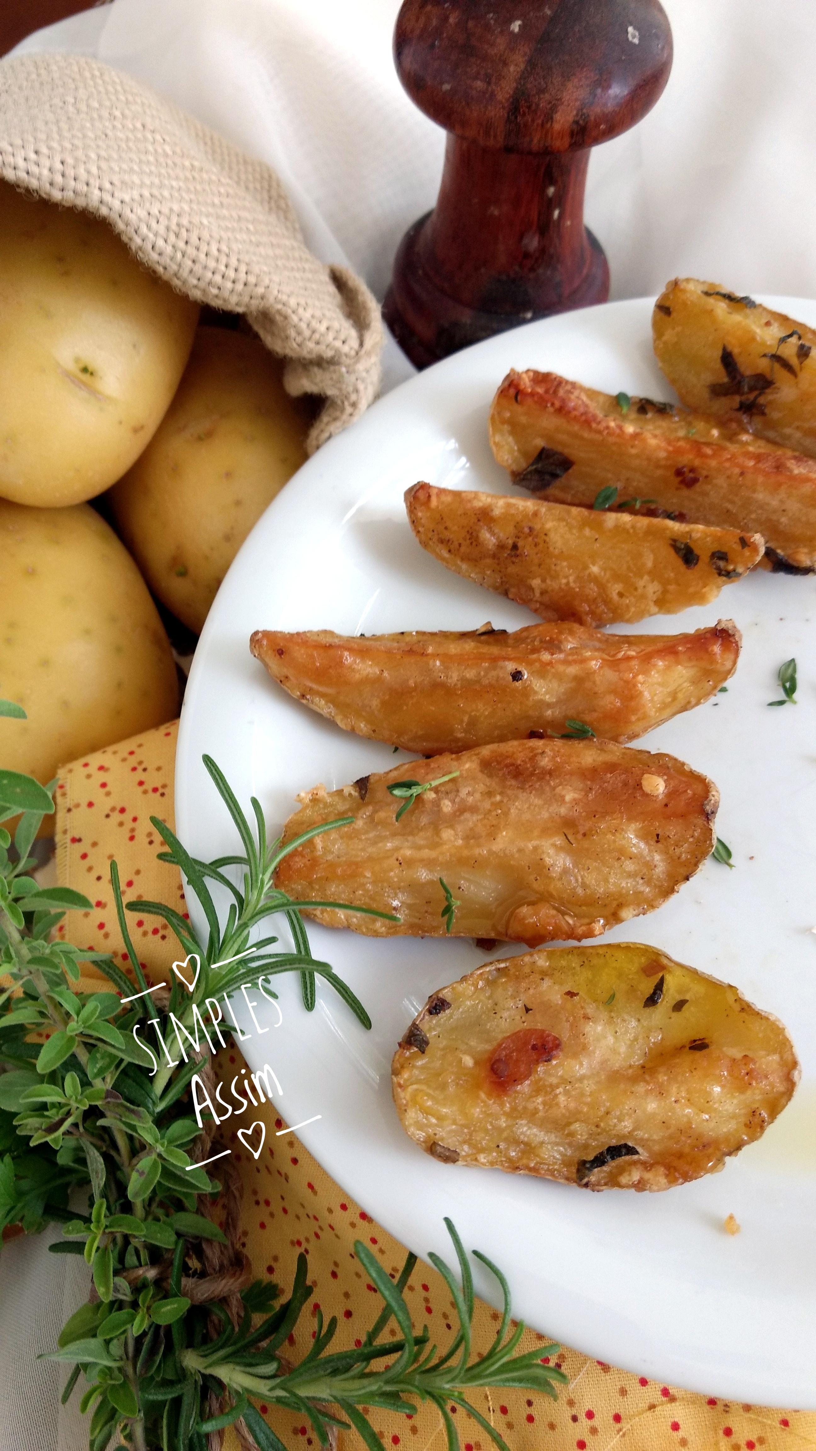 batatas assadas com alho, ervas e parmesão são super fáceis de prepara e são excelentes como acompanhamento ou aperitivo.