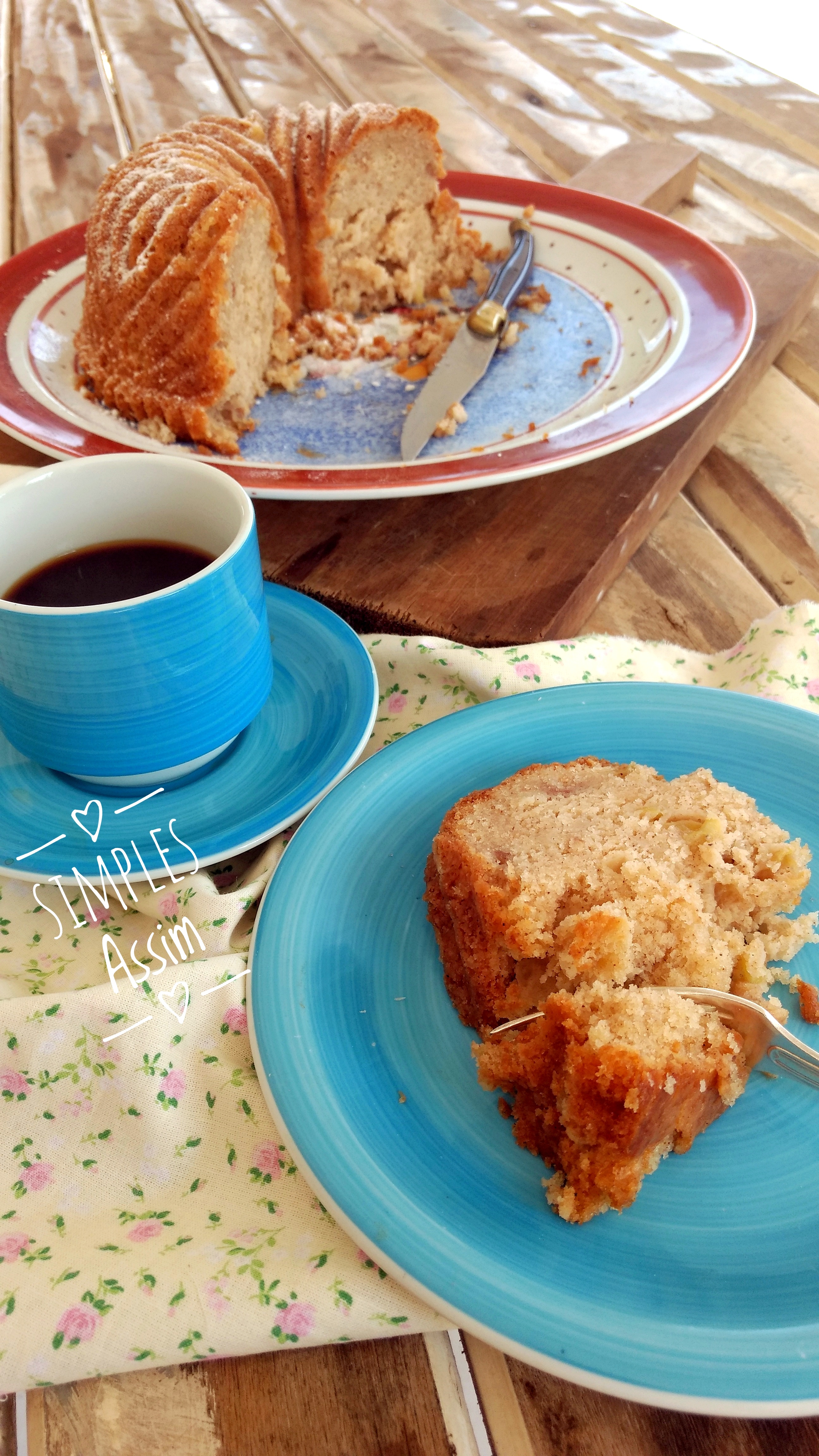 esse bolo de maçã feito com cream cheese fica muito gostoso. é fácil de fazer e fica delicioso com um cafezinho.