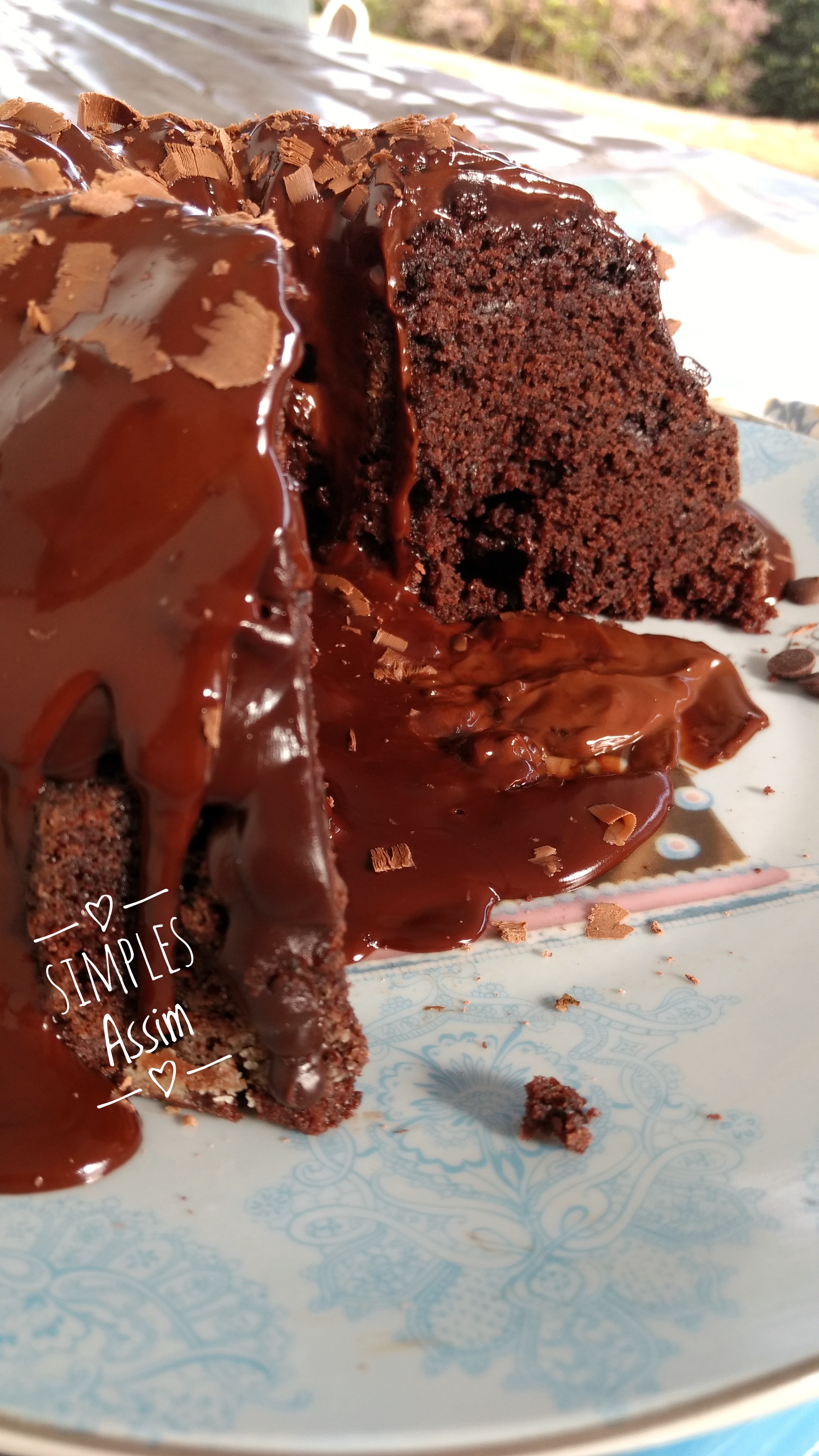Devil's food cake é um bolo de chocolate com sabor acentuado, leva café e chocolate em pó na massa e é coberto com uma ganache de chocolate. Delícia"