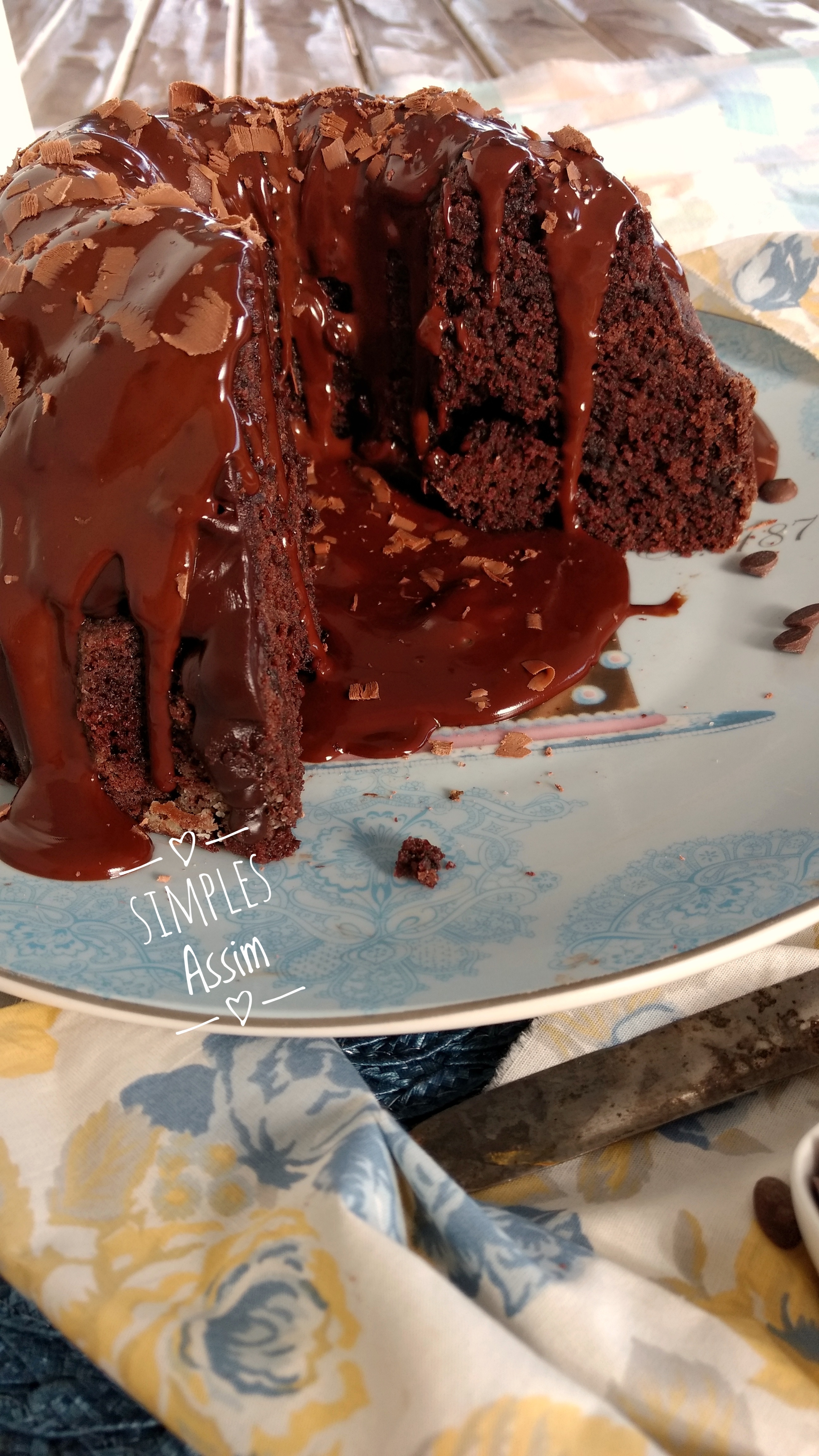Devil's food cake é um bolo de chocolate com sabor acentuado, leva café e pedacinhos de chocolate na massa e um ganache de cobertura.