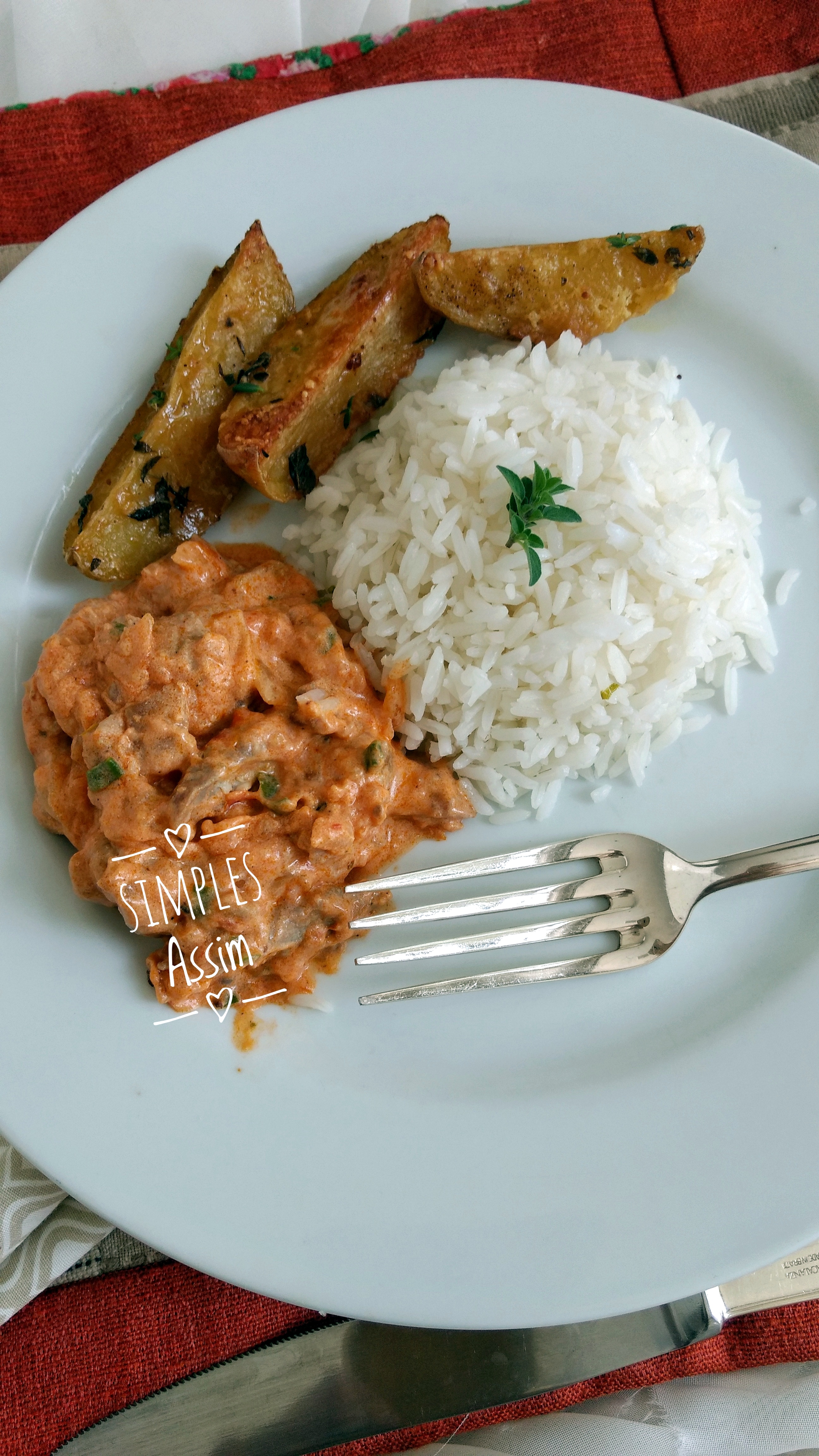 Essas iscas de mignon suíno são super fáceis de fazer e ficam deliciosas. Levam ainda molho de tomate, cerveja e creme de leite no molho.