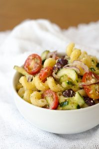 Essa salada de macarrão é super fácil de prepara e leva vários legumes o que a deixa atraente e gostosa.