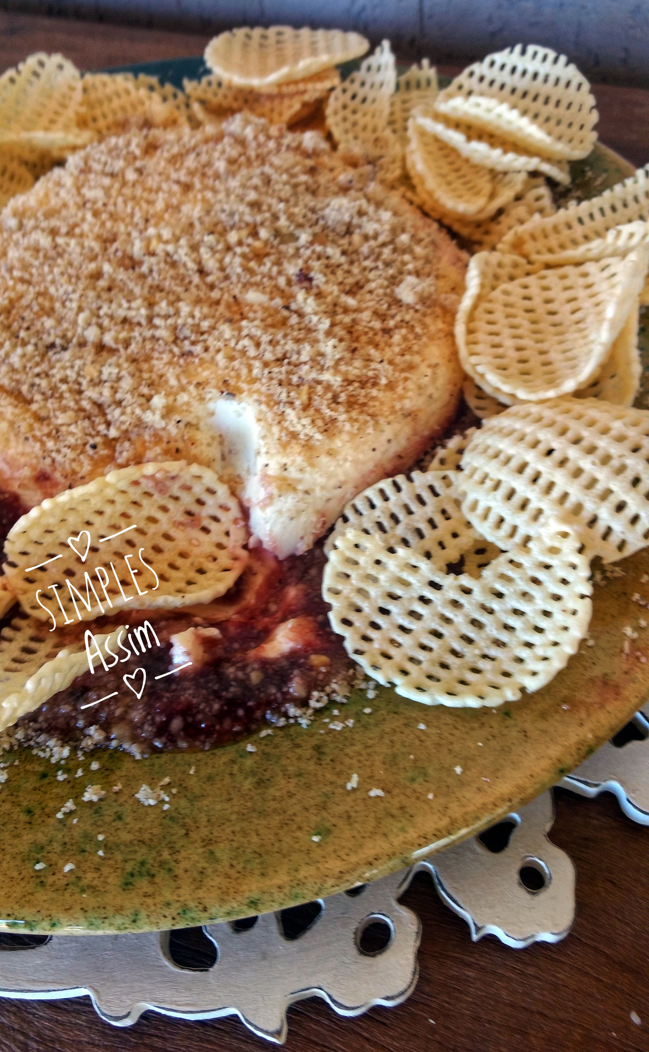 Essa terrine de cream cheese é muito fácil de fazer e fica extremamente gostosa. Com poucos ingredientes, cream cheese , castanha do Pará e geleia você tem uma entrada super chic.