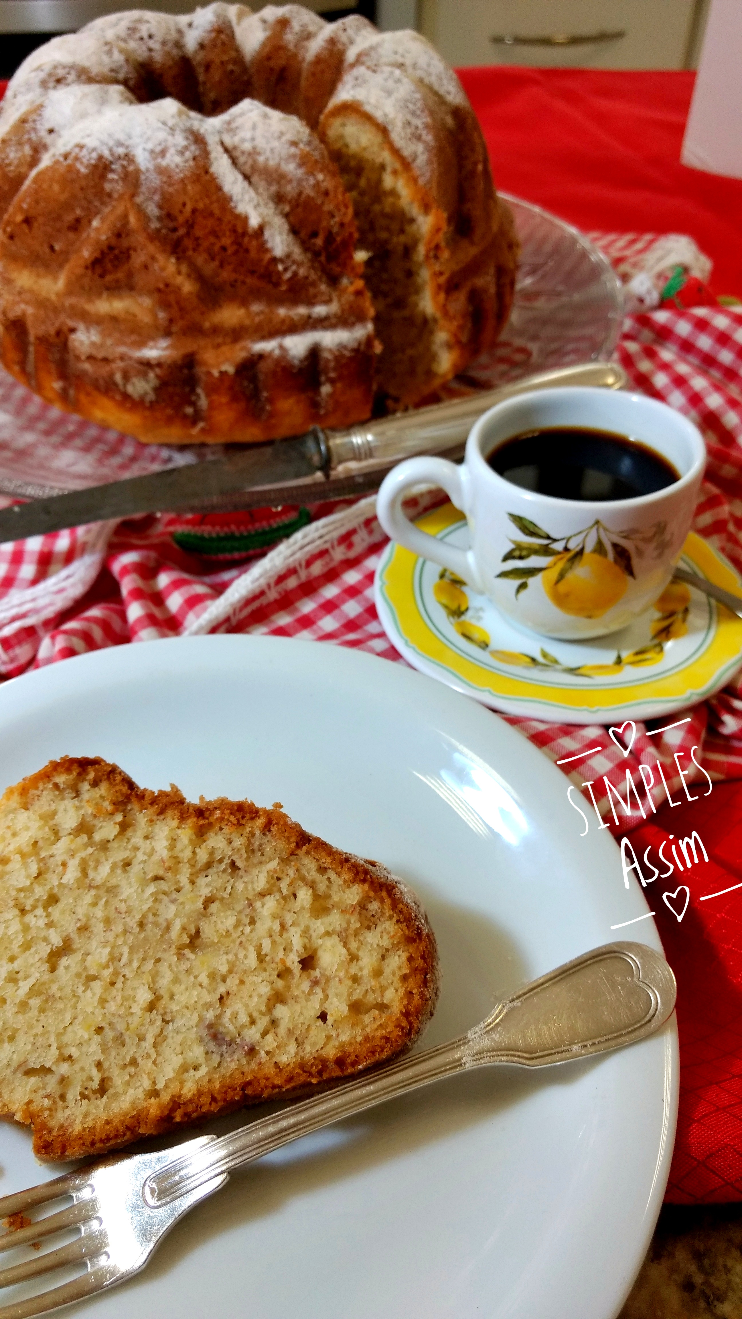 Este bolo de banana fofinho é muito fácil de preparar e leva poucos ingredientes. Fica uma delícia para acompanhar um cafezinho.