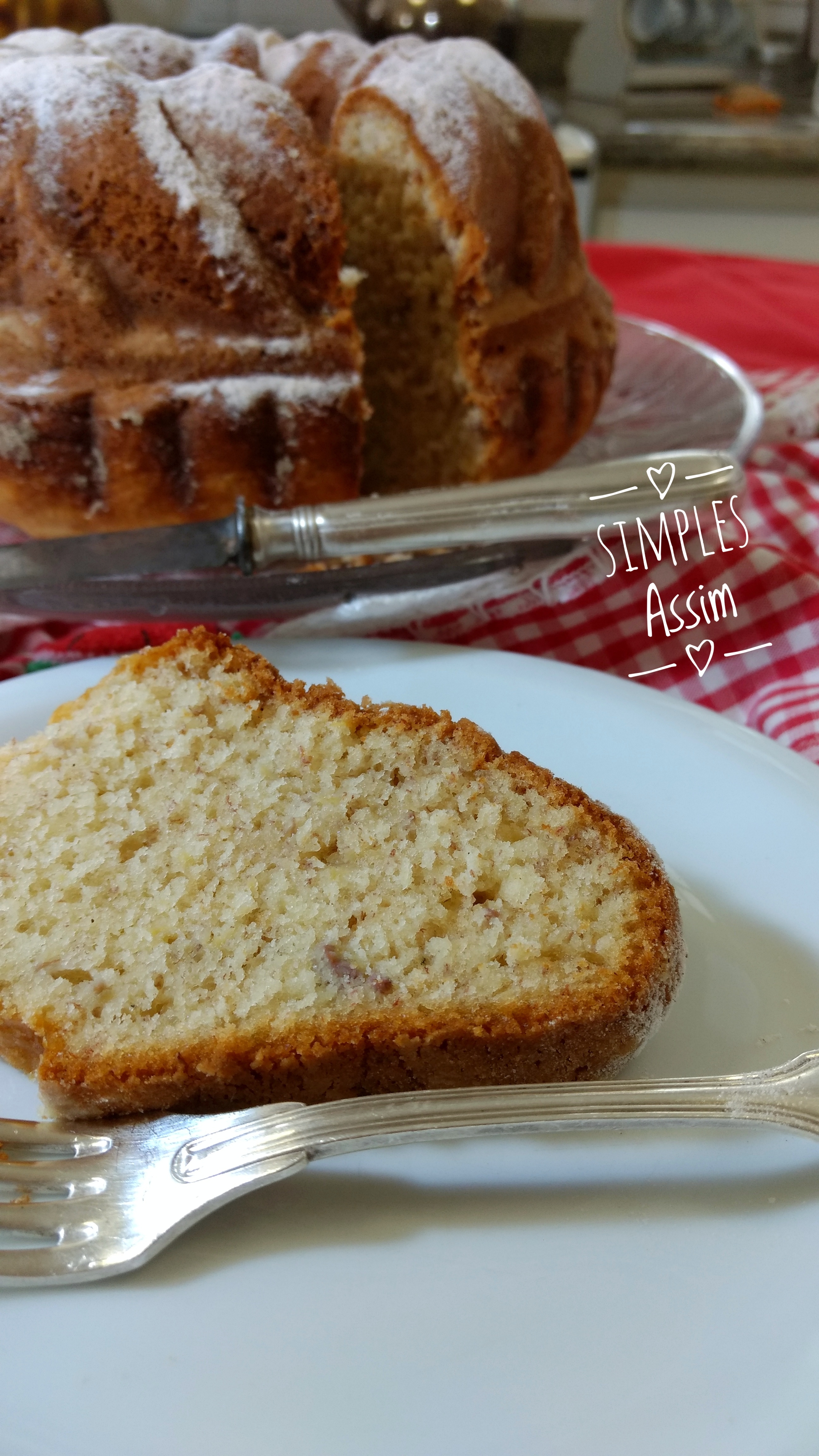 Este bolo de banana fofinho é muito fácil de preparar e leva poucos ingredientes. Fica uma delícia para acompanhar um cafezinho.