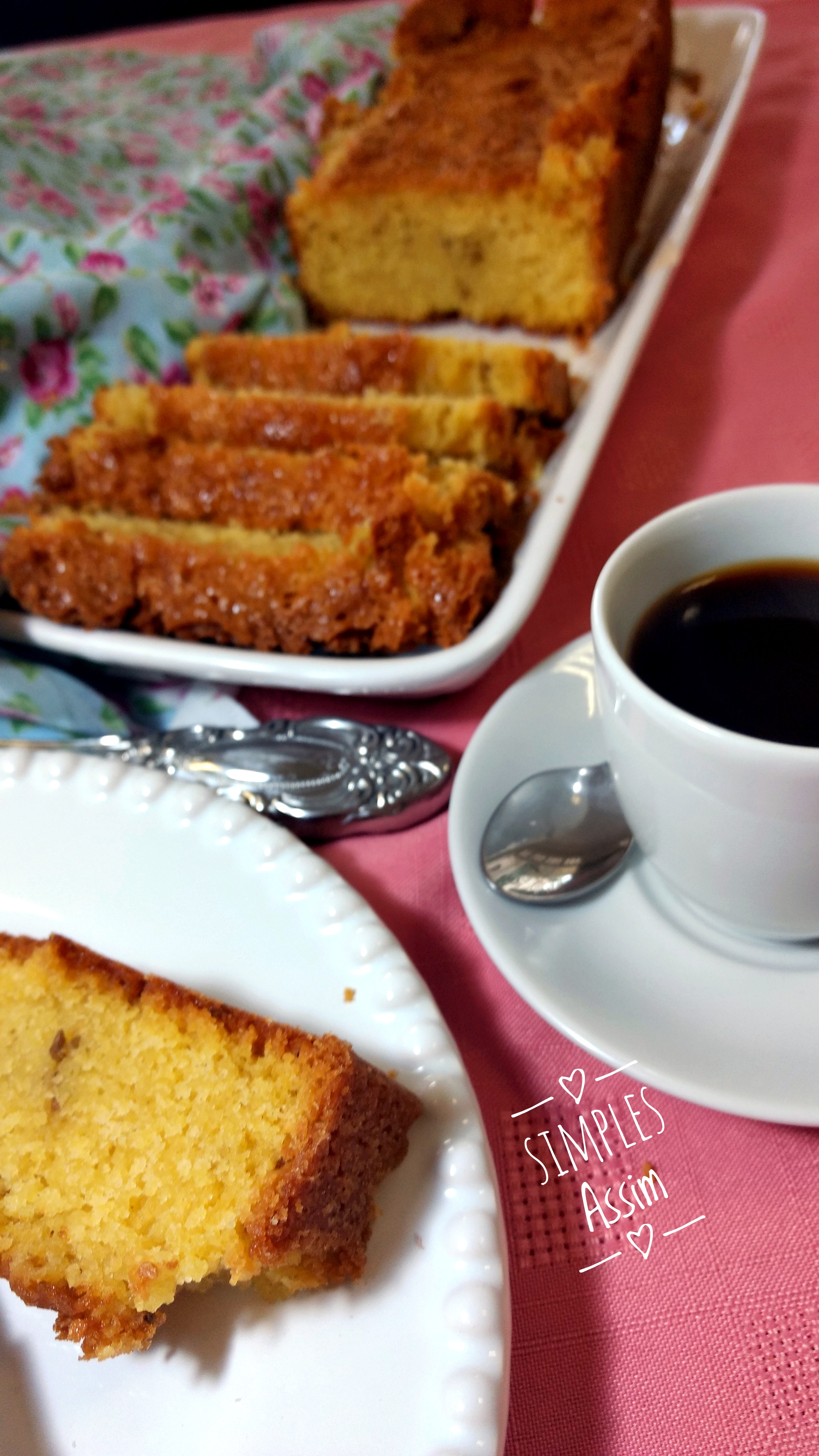 Esse bolo de fubá com leite de coco não leva glúten e fica delicioso. Fácil de fazer ele é excelente para tomar com um cafezinho.