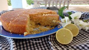 Esse bolo de limão é daqueles perfeitos: fofinho , amanteigado e muito saboroso.