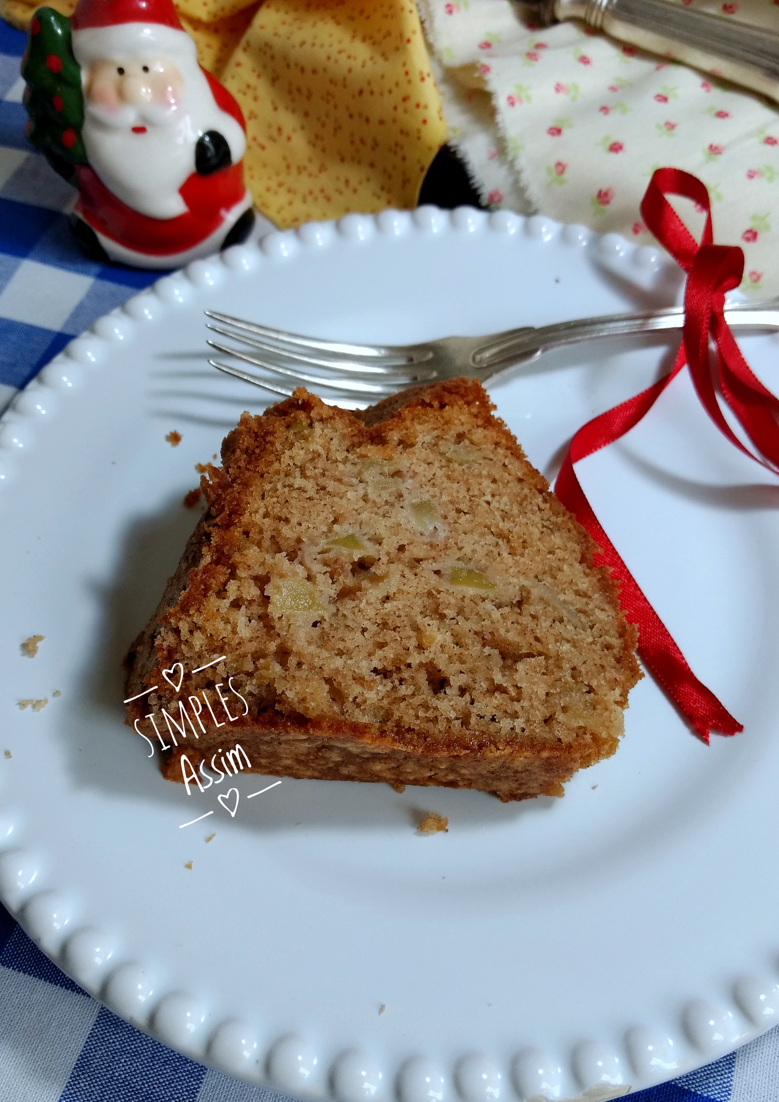 Esse bolo de maçã com cascas é super fácil de fazer e fica bem fofinho e delicioso.