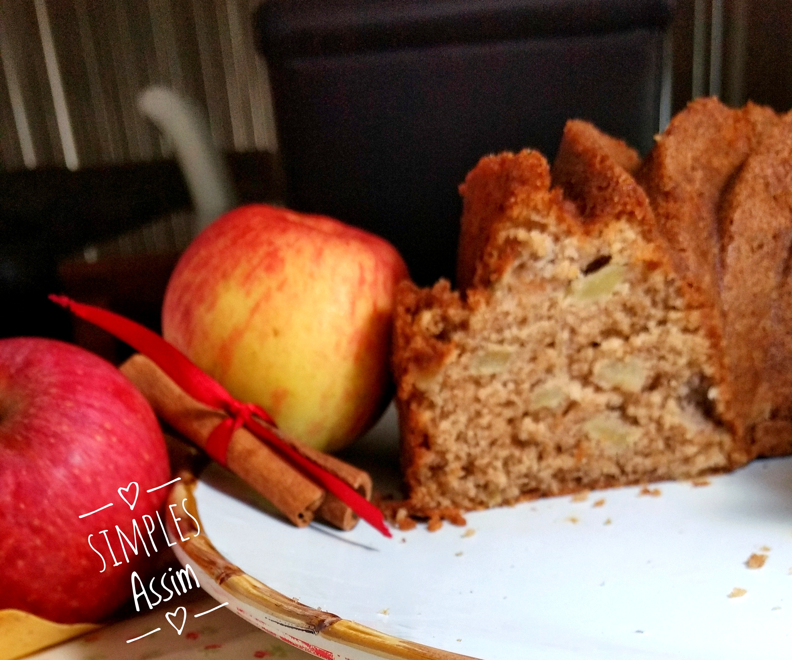 Esse bolo de maçã com cascas é super fácil de fazer e fica bem fofinho e delicioso.