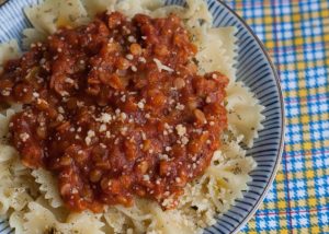 Esse molho bolonhesa vegetariano é feito com lentilhas e fica bem gostoso.