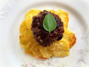 Esses mini hamburgueres com galette de batata são simples e deliciosos