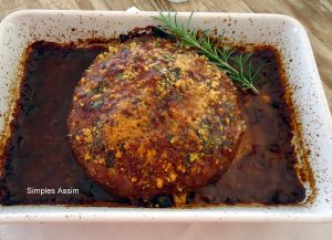 Esse polpettone é aquele bolo de carne moída recheado com queijo e servido com bastante molho de tomate. Uma delícia.