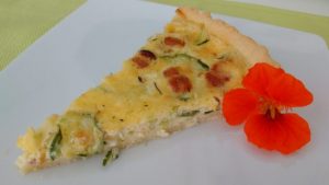 Essa quiche de abobrinha, alho poró e bacon é uma ótima sugestão para o lanche.