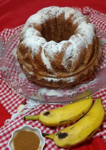 Esse bolo de banana fica bem fofinho e é bem fácil de preparar