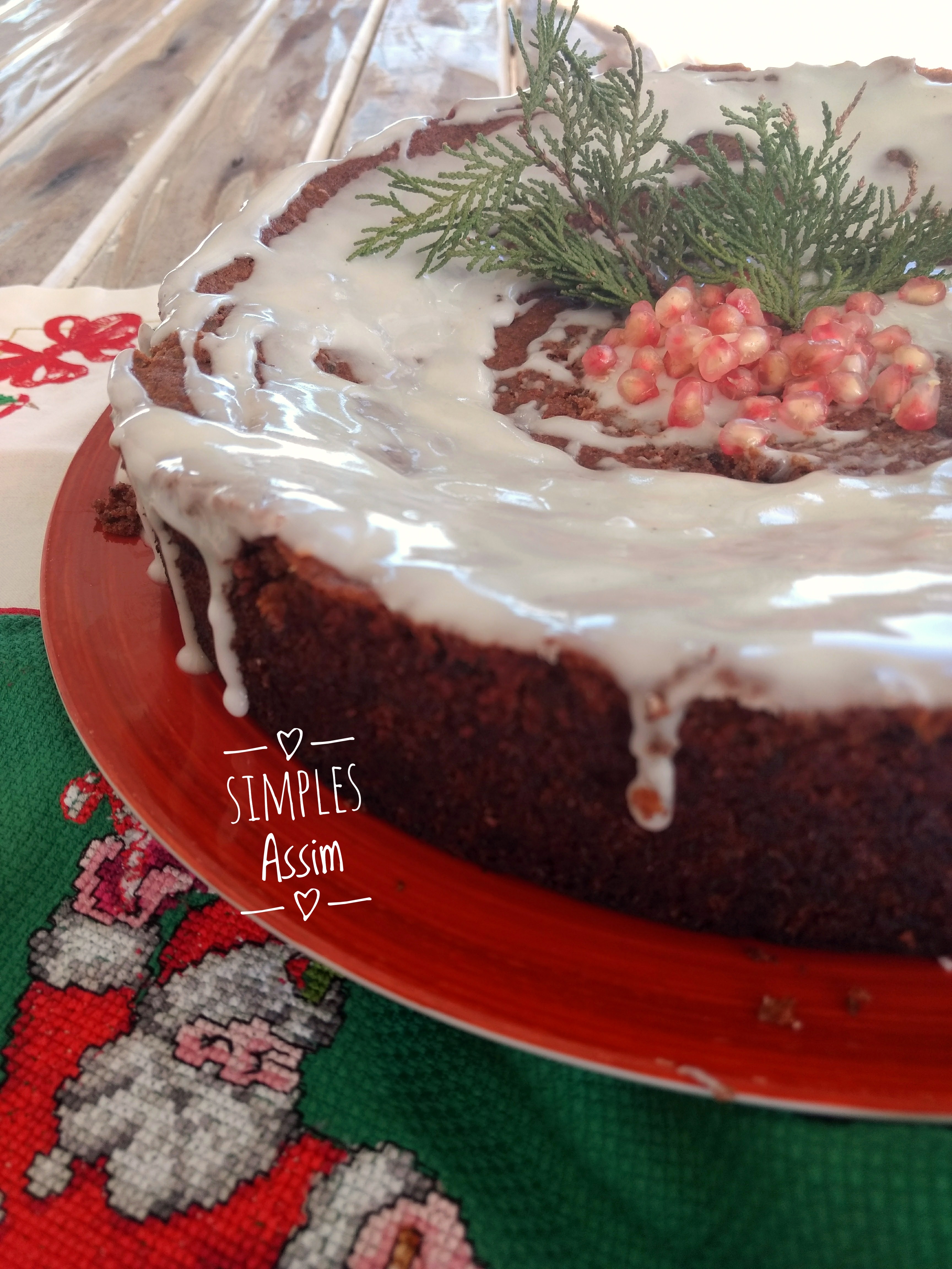 Conhecido como bolo de noiva do Recife, este bolo parece bolo de Natal com frutas secas , vinho do Porto e especiarias. Muto gostoso.