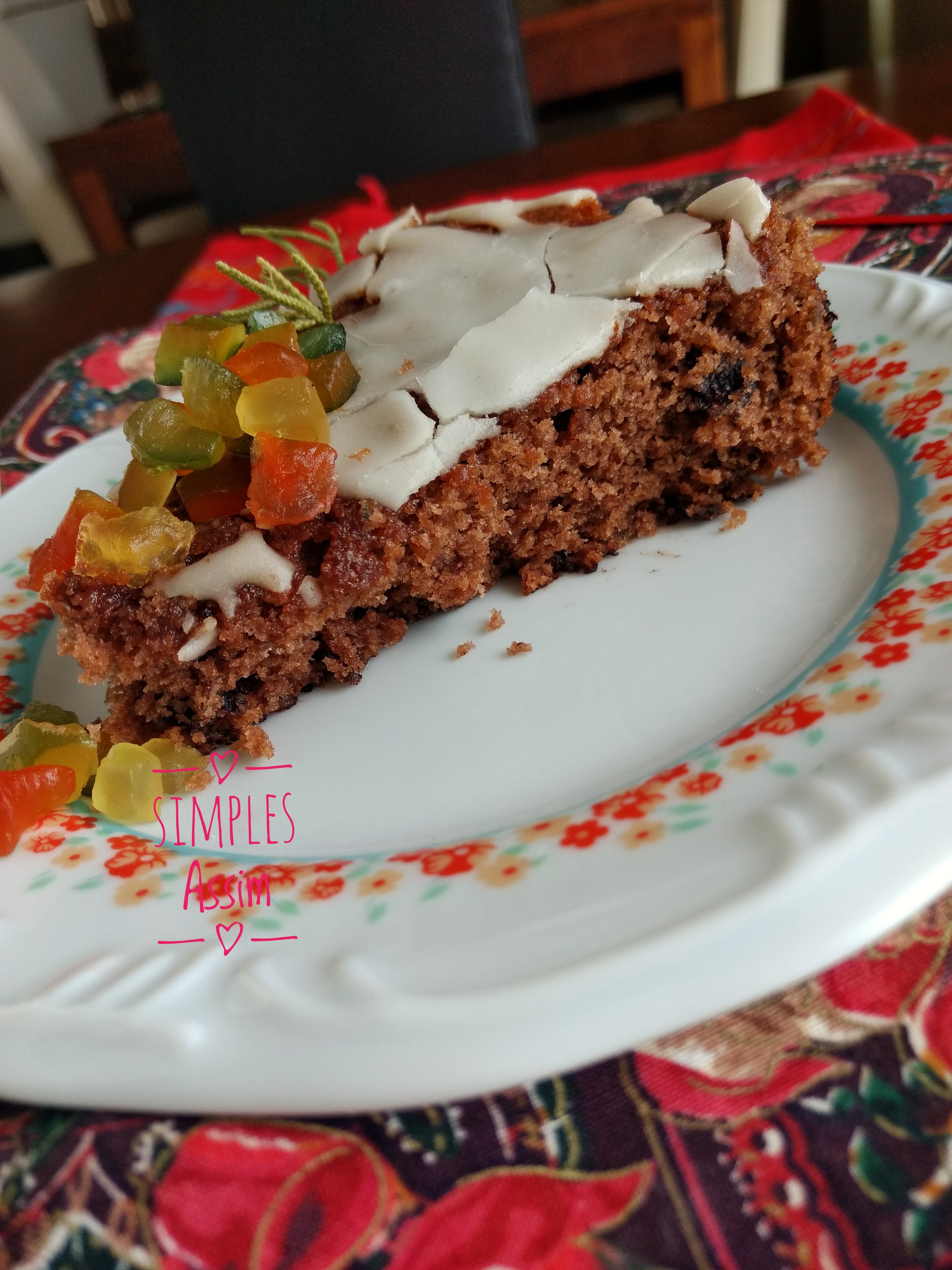 Conhecido como bolo de noiva do Recife, este bolo parece bolo de Natal com frutas secas , vinho do Porto e especiarias. Muto gostoso.