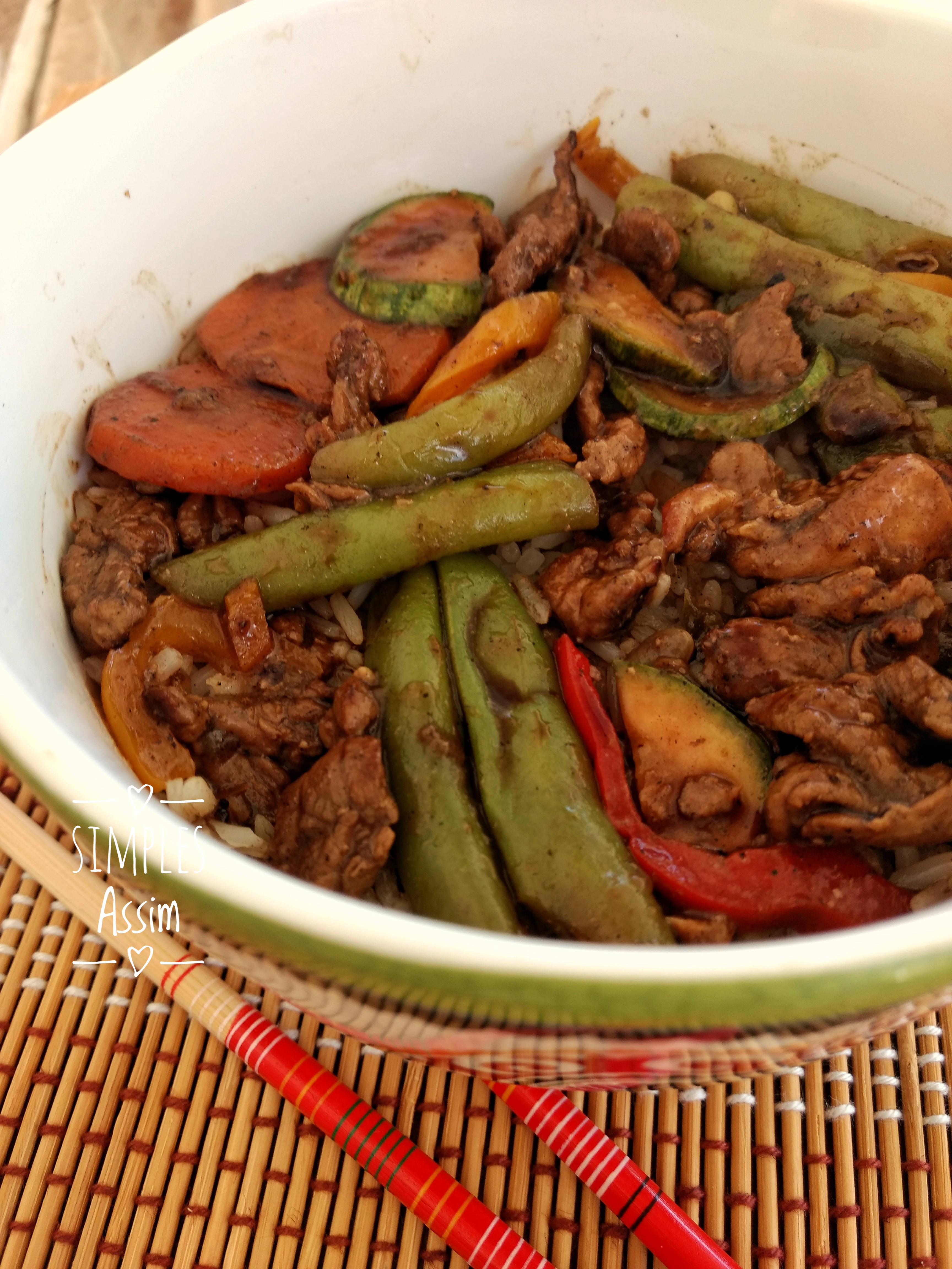 Esse beef chinês é muito gostoso e fácil de fazer: tirinhas de carne bem temperadas com legumes.