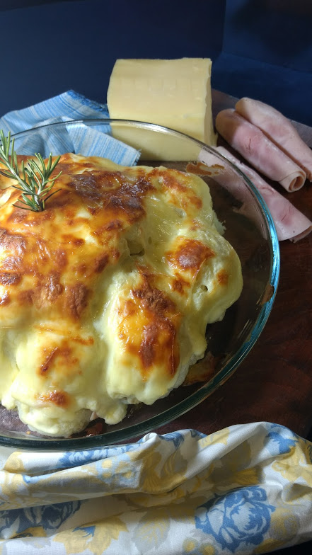 Essa couve-flor é assada e recheada com queijo e presunto. muito gostosa e fácil de fazer.