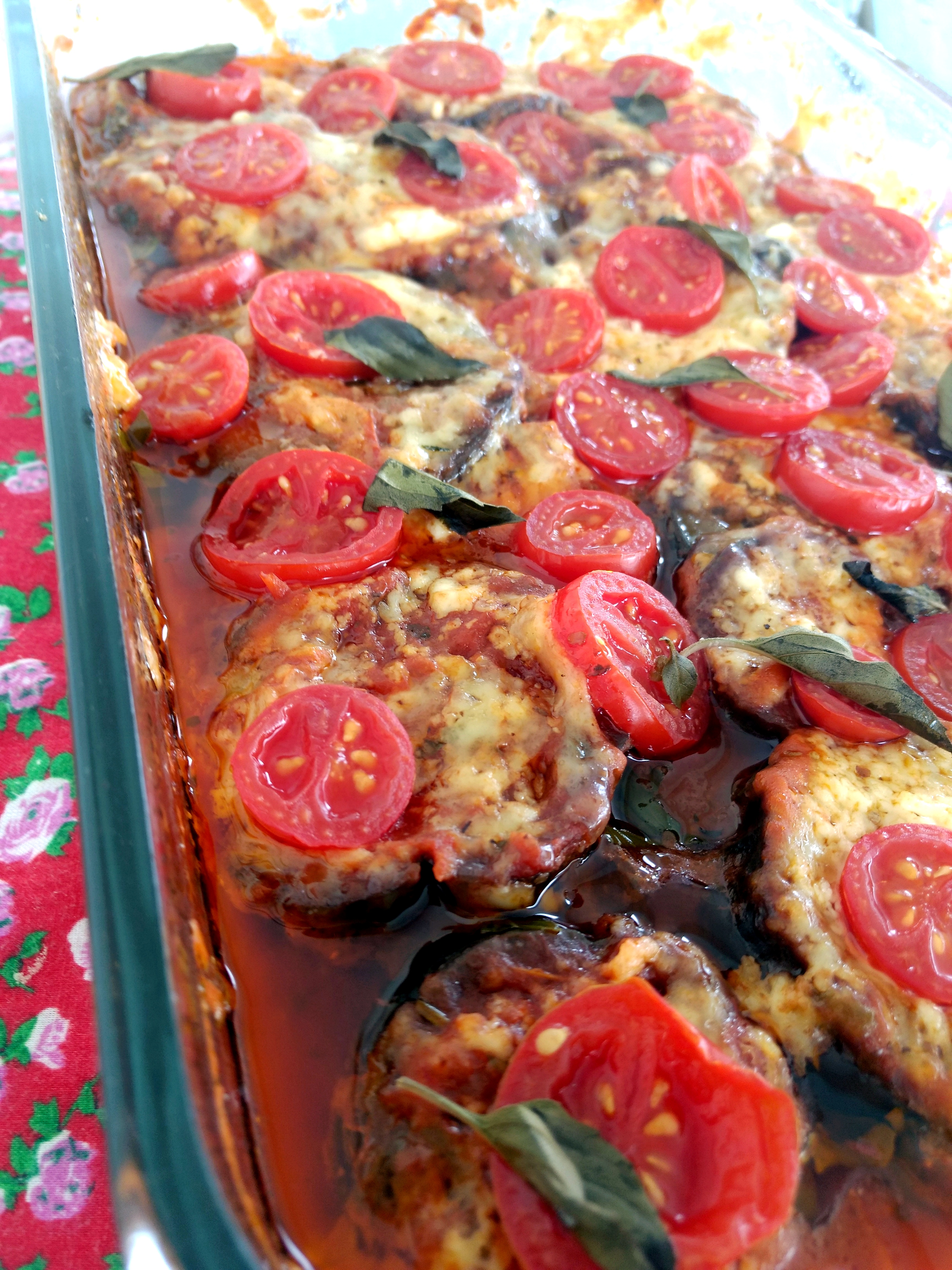 Essa pizza fake de berinjela, só leva tomate, manjericão e queijo.É bem gostosa e saudável.