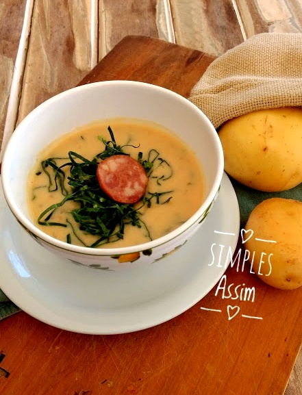 Essa sopa cremosa de batata e bacon é deliciosa e bem fácil de fazer