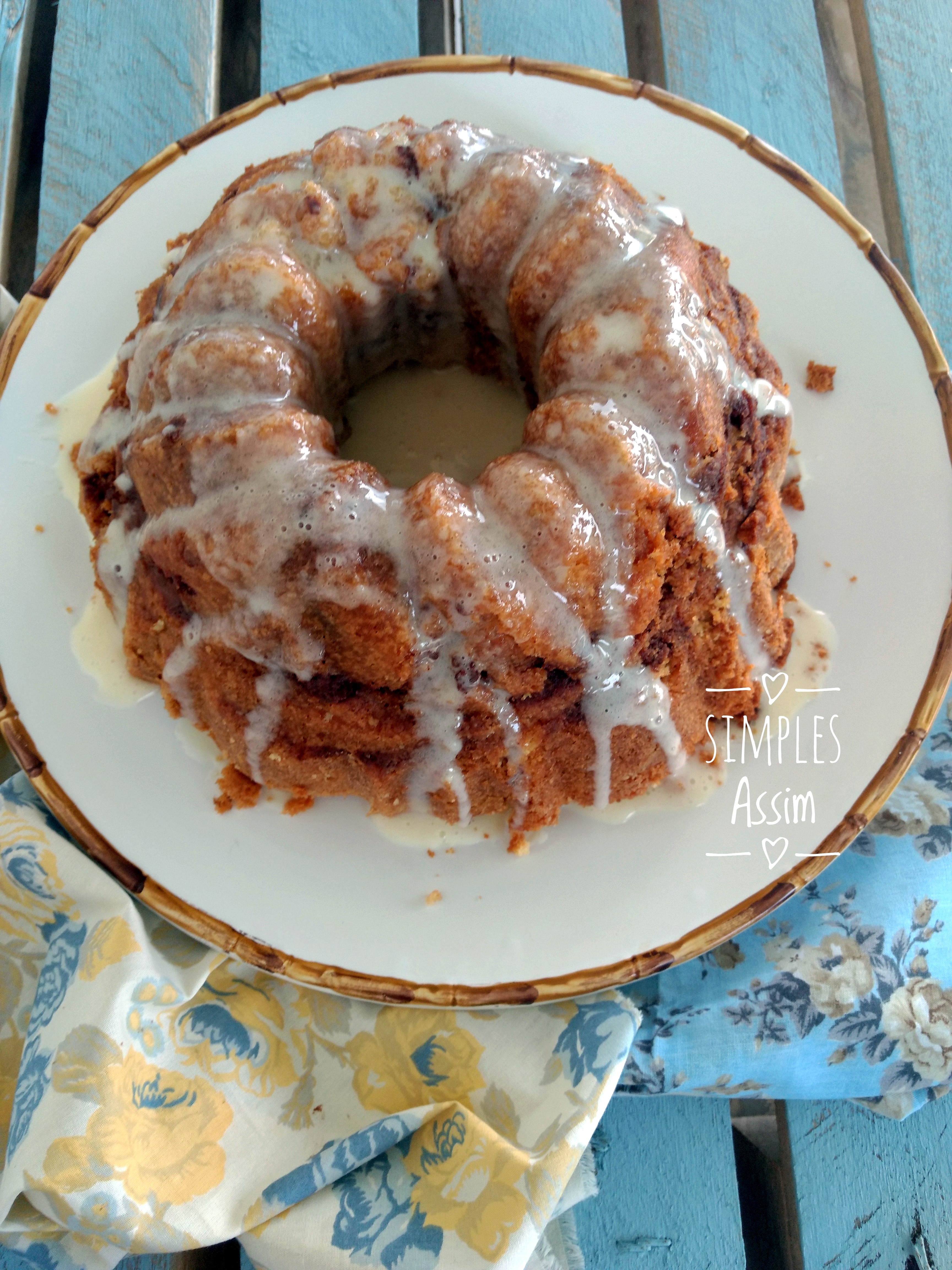 Esse Bolo estilo Cinnamon rolls é bem amanteigado e muito saboroso.