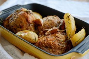 Sobrecoxa de frango assadas com batatas e alecrim