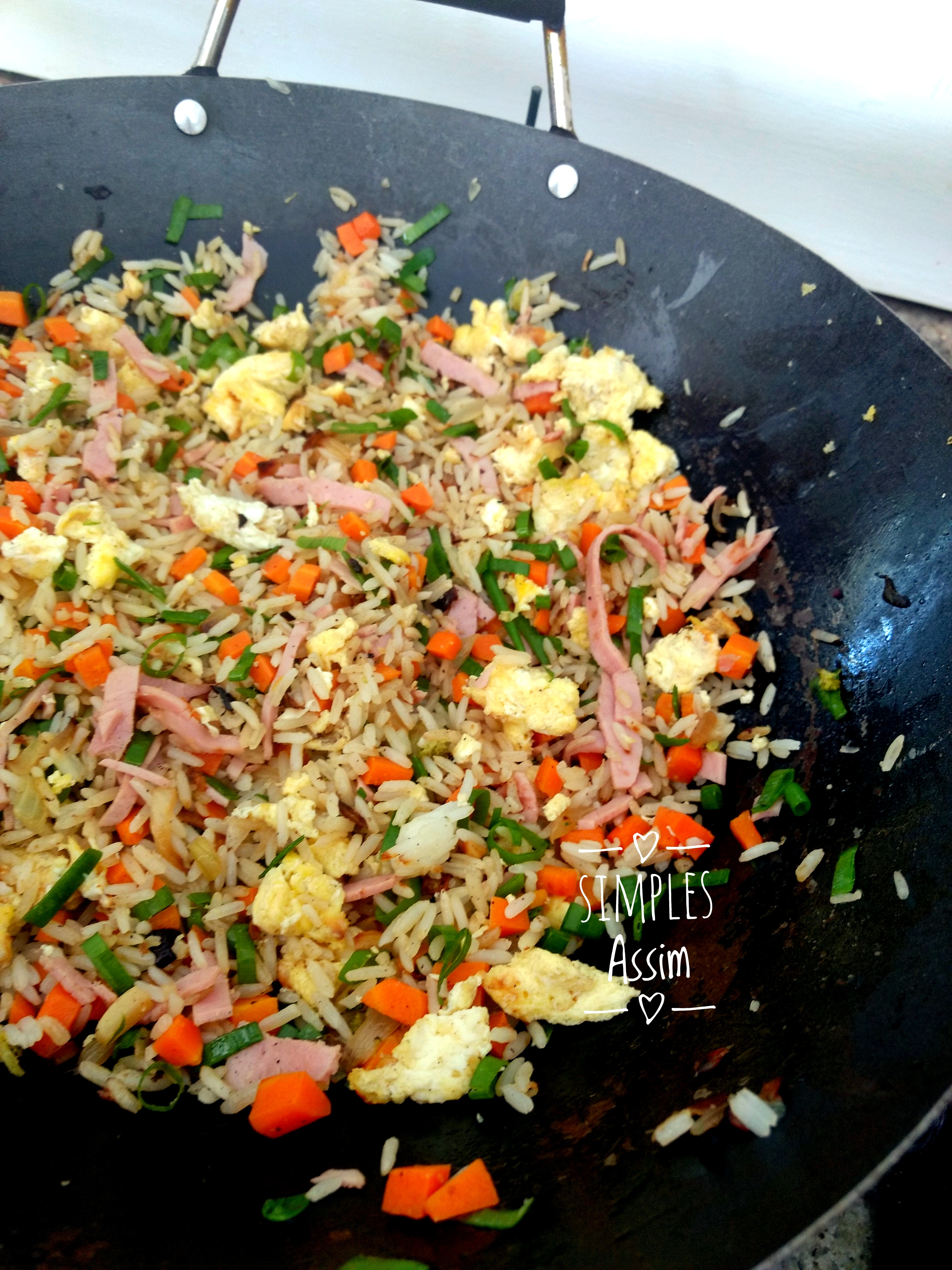 Esse arroz Yakimeshi é fácil de fazer e muito gostoso.