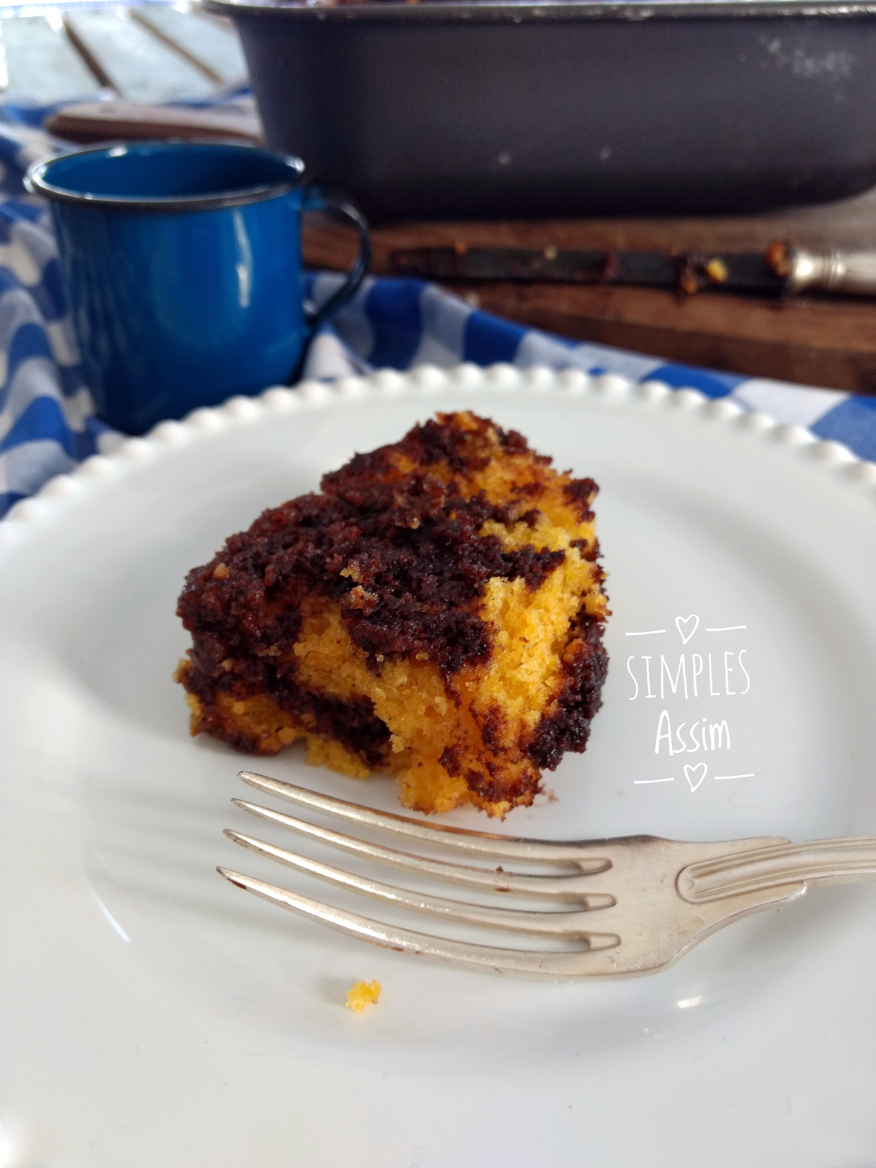 Este bolo de cenoura com calda crocante de chocolate é fácil de fazer e muito gostoso,