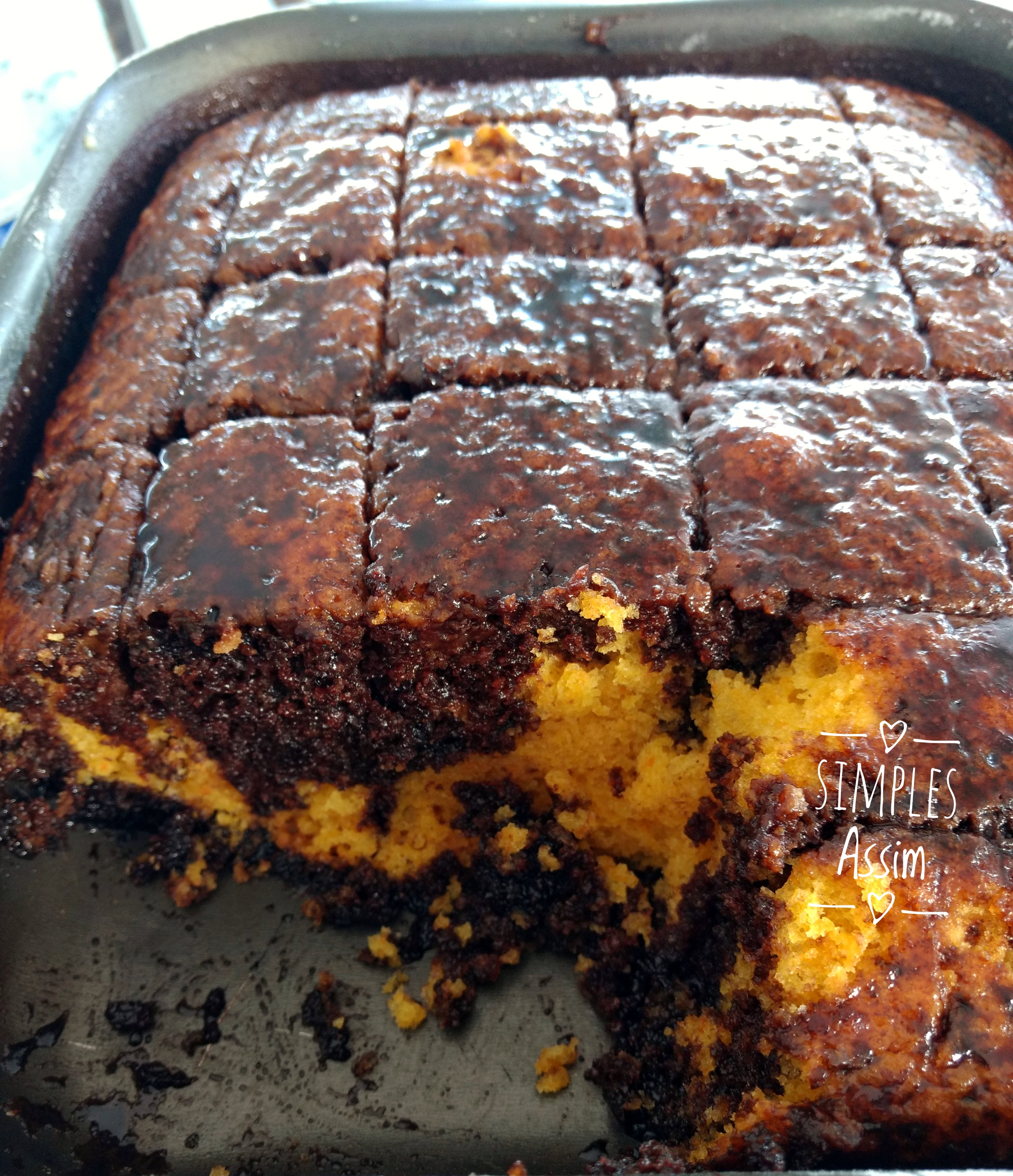 Esse bolo de cenoura com cobertura crocante de chocolate é delicioso.