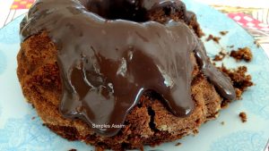 Esse bolo de chocolate fica ainda mais gostoso com o sabor da laranja