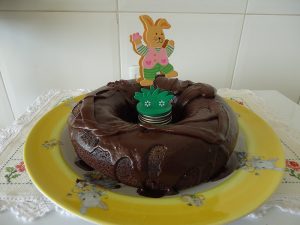 Esse bolo de chocolate com o acréscimo do mel fica delicioso