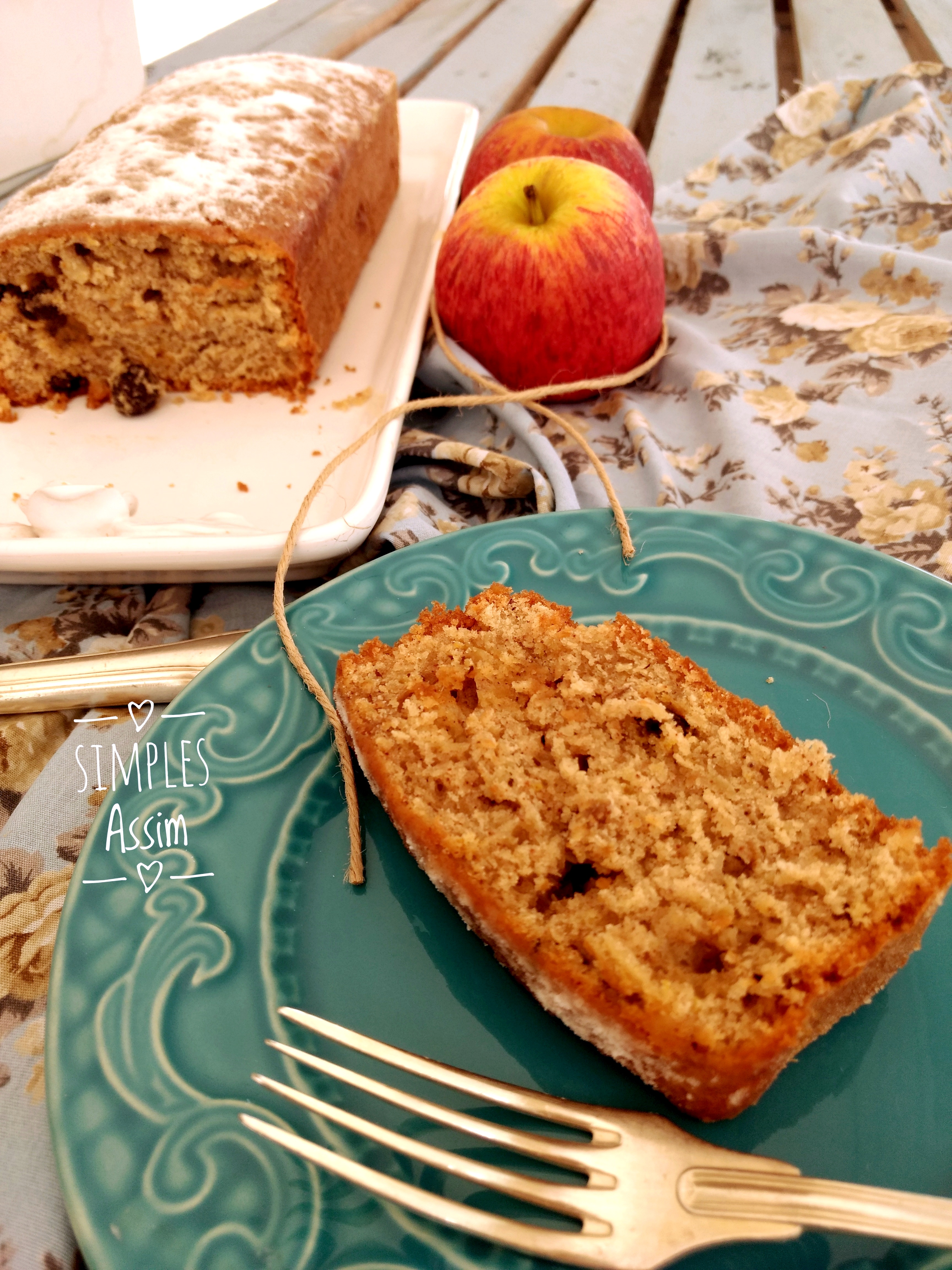 Esse bolo de maçã com laranja e nozes é simplesmente delicioso.