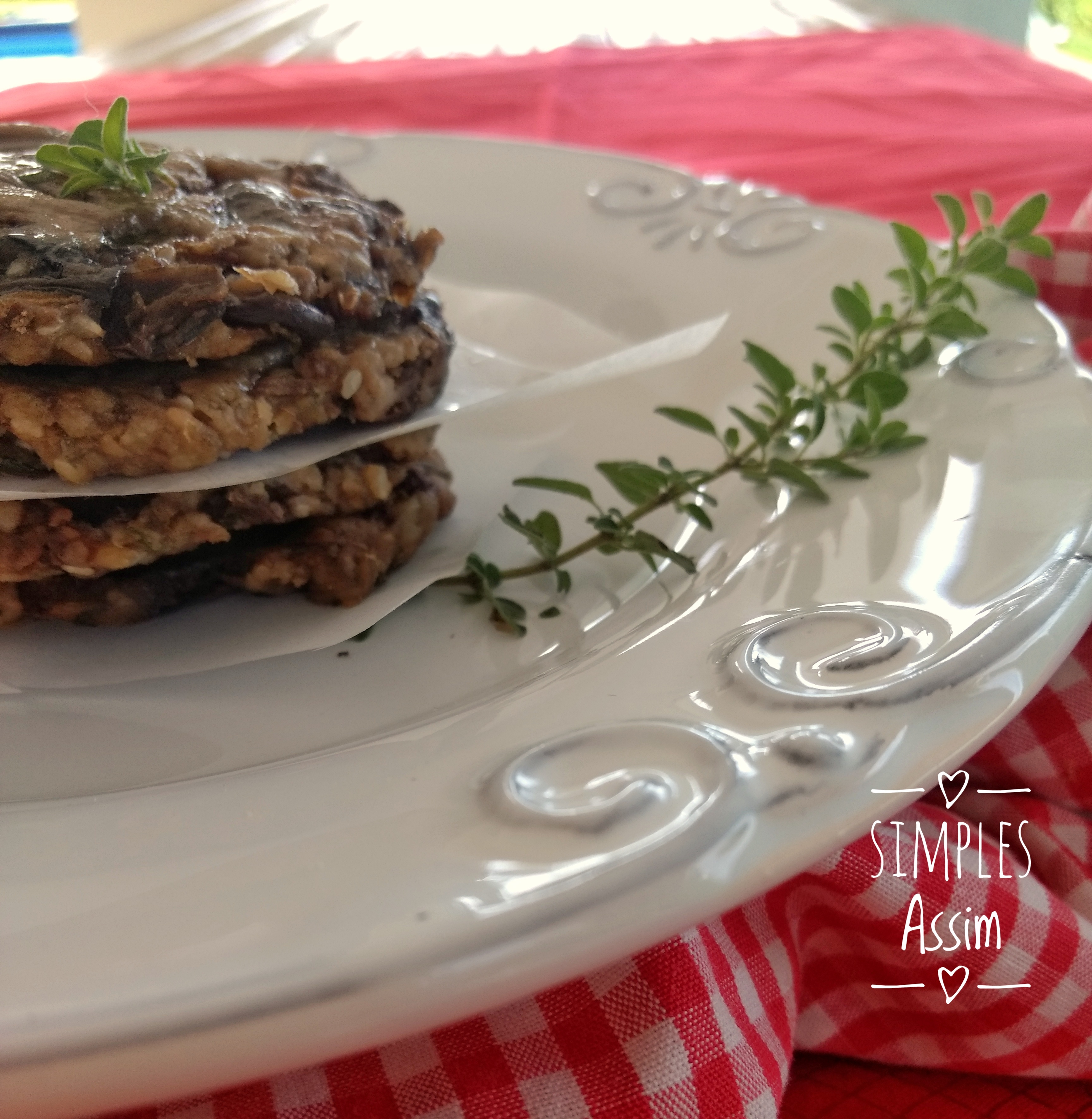 A receita desse hamburguer de berinjela é fácil e muito gostosa.