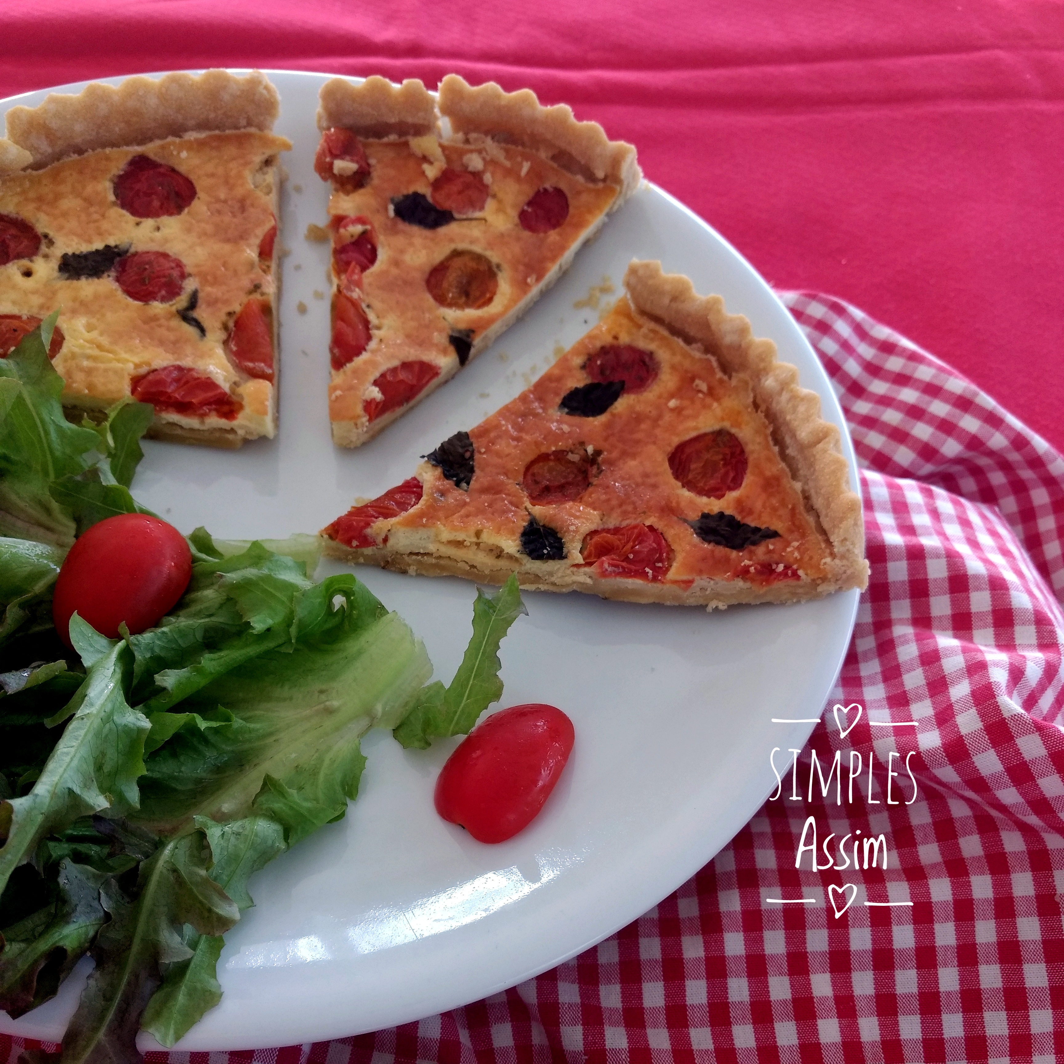 Essa quiche de tomate, parmesão e manjericão é fácil de fazer e fica muito gostosa.