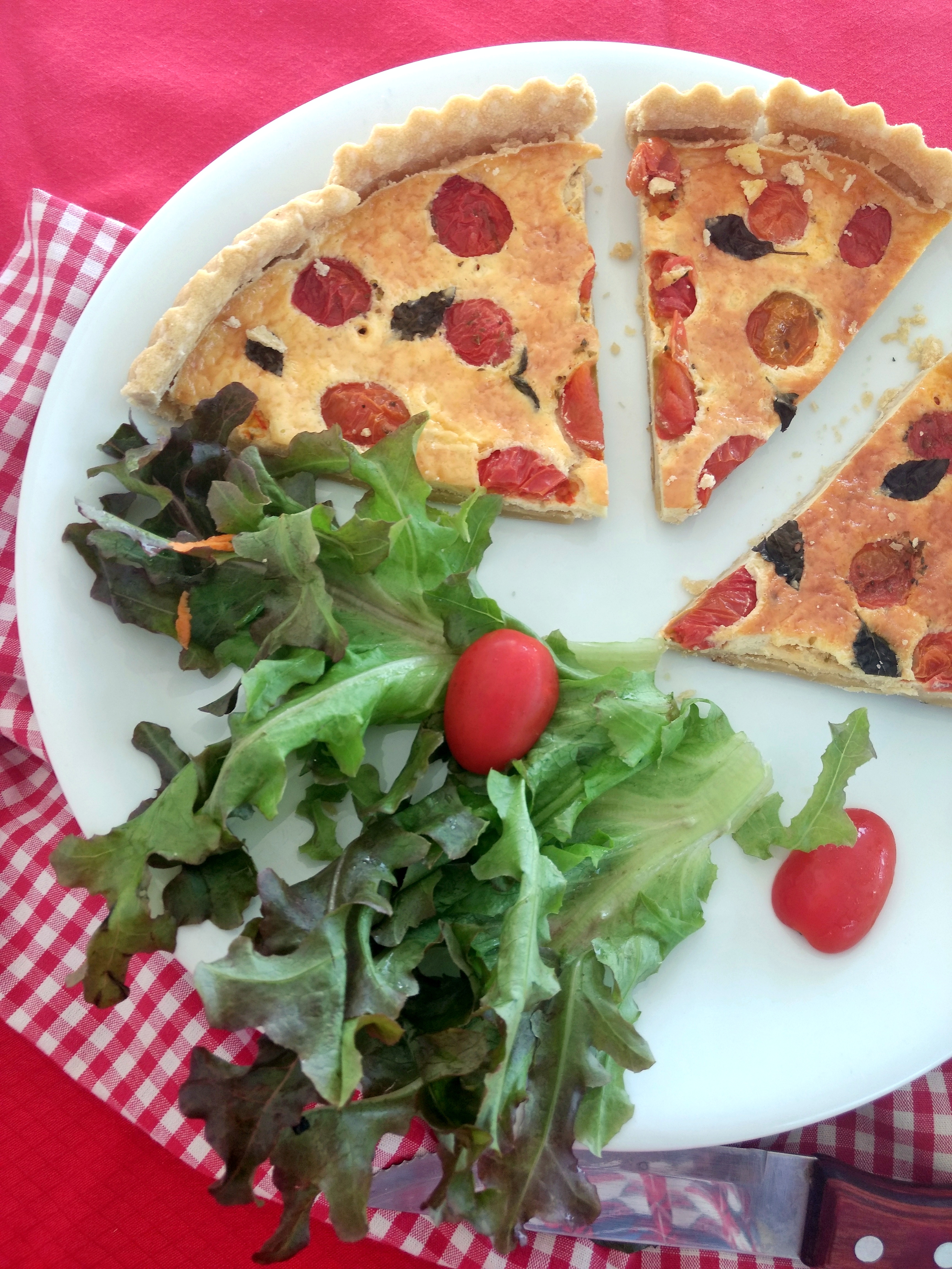 Essa quiche de tomates, parmesão e manjericão é fácil de fazer e muito gostosa.