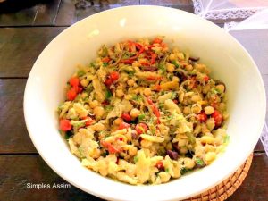 Essa salada de bacalhau com grão de bico fica deliciosa.